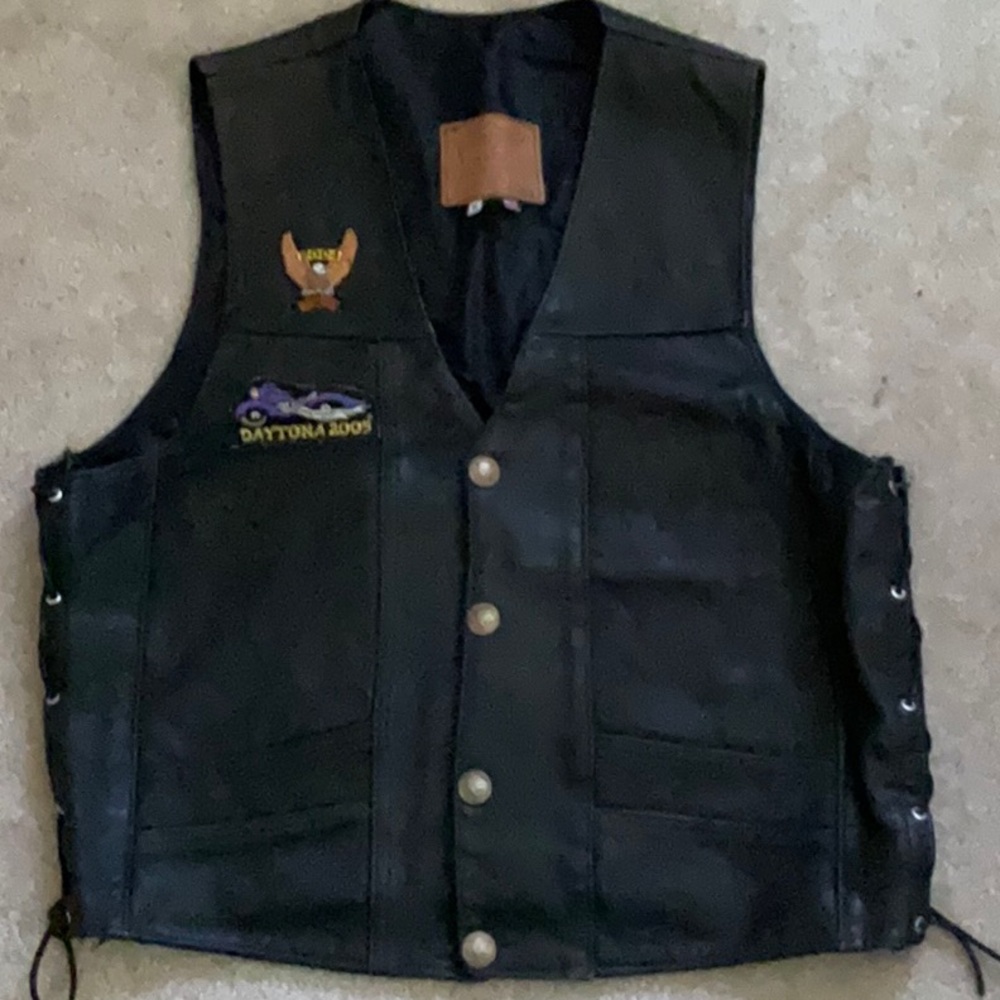 Walter Dyer Genuine Leather Biker Vest with Buffalo Nickel Snaps - Picture 14 of 14